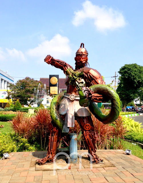 patung karya kang ono seniman besi bekas di jalan semeru malang