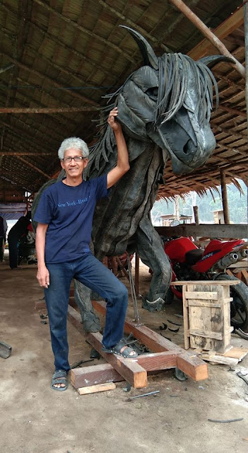 nana bintan pembuat patung raksasa dari ban bekas