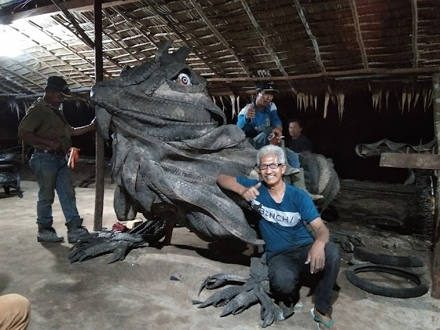 nana bintan pembuat patung raksasa dari ban bekas