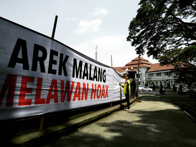 Foto Petisi Tanda Tangan Anti Hoax Dukung Pancasila Melingkar Di Bundaran Tugu Malang