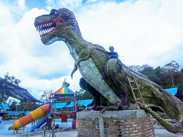 nana bintan pembuat patung raksasa dari ban bekas